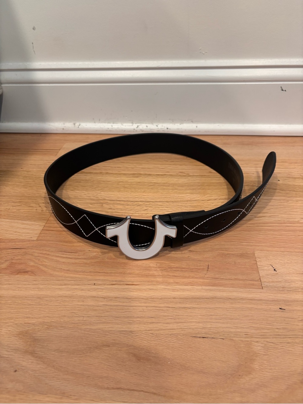 True Religion black leather belt with white horseshoe buckle & stitching size 34